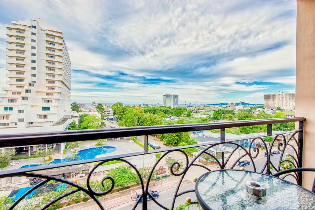 Atlantis Condo Resort Jomtien Bagian luar foto